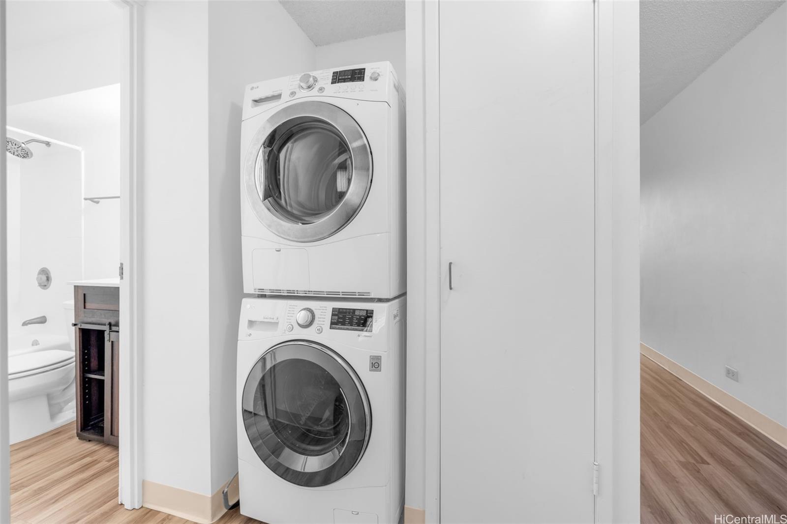 1820 Waiola Street Honolulu, HI 96826 - Photo 15 of 17 a utility room with dryer and washer
