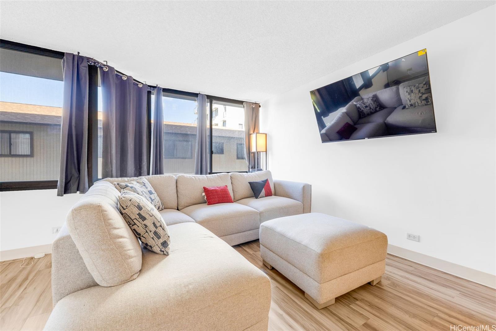 1820 Waiola Street Honolulu, HI 96826 - Photo 7 of 17 a living room with couches and painting on the wall