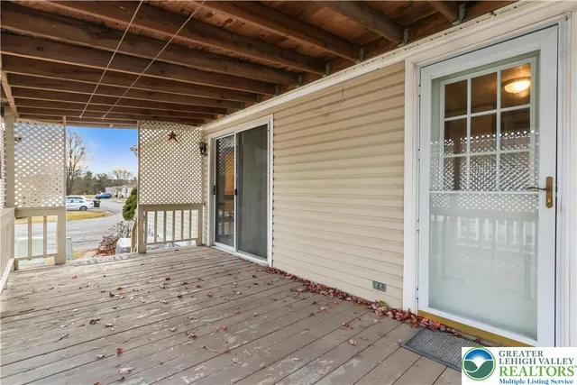 a view of a house with backyard