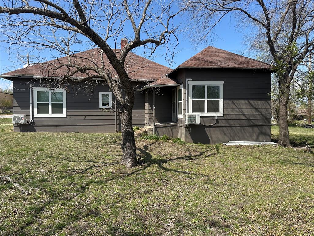 801 East Gentry Street Hamilton, TX 76531 - Photo 4 of 21 a view of a house with a yard