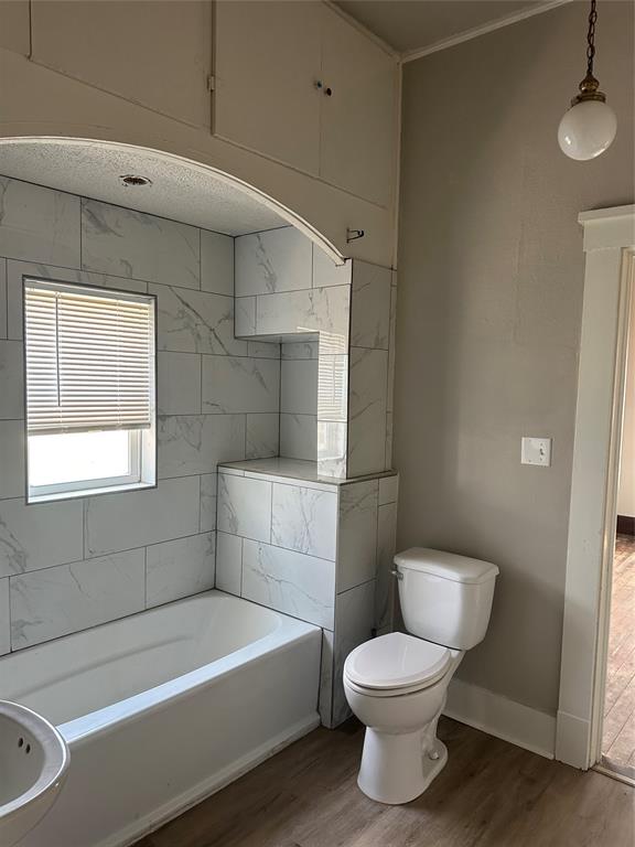 801 East Gentry Street Hamilton, TX 76531 - Photo 9 of 21 a bathroom with a toilet a sink and bathtub