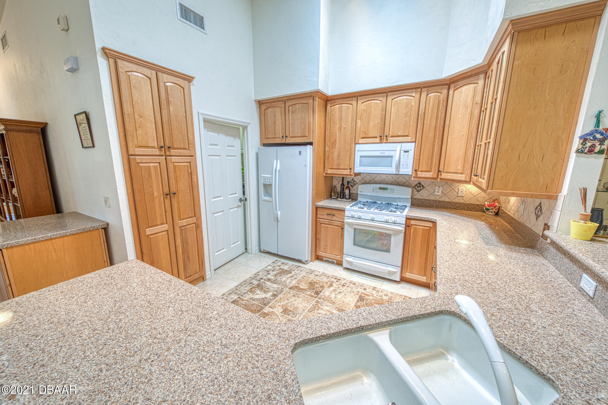 112 Lindley Road Daytona Beach, FL 32118 - Photo 6 of 35 700