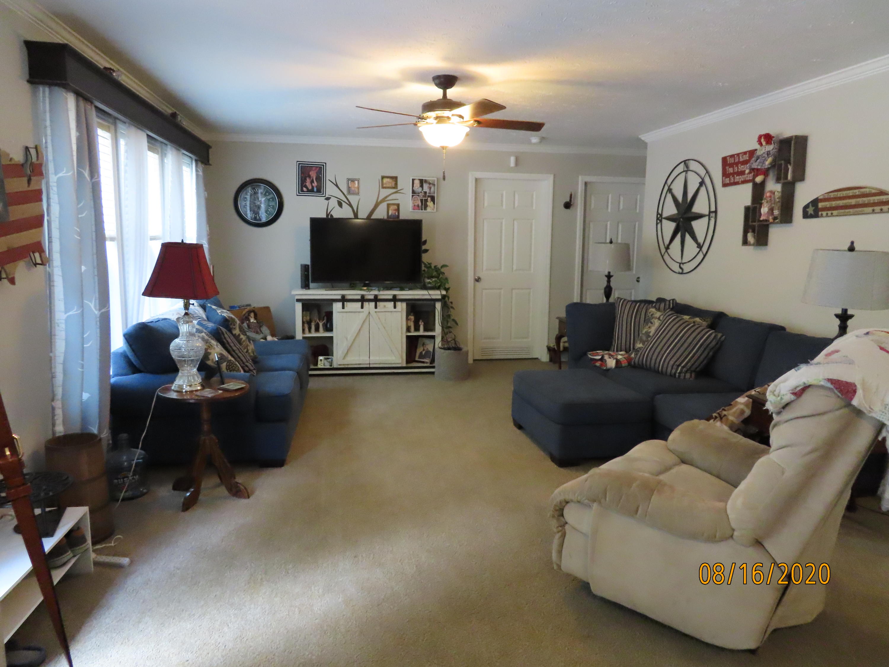 638 Johnson Road Kodak, TN 37764 - Photo 7 of 39 SPACEFUL LIVING ROOM