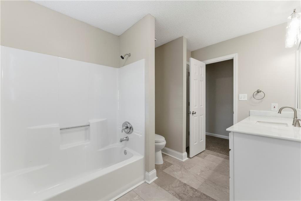 1043 Sterling Ridge Chase Northeast Marietta, GA 30062 - Photo 7 of 14 a bathroom with a bathtub and a sink