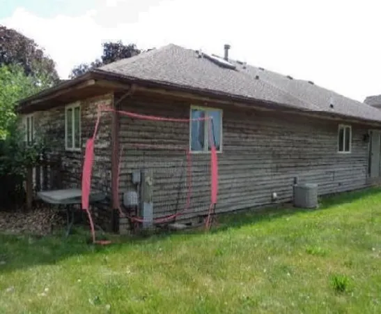a view of a backyard