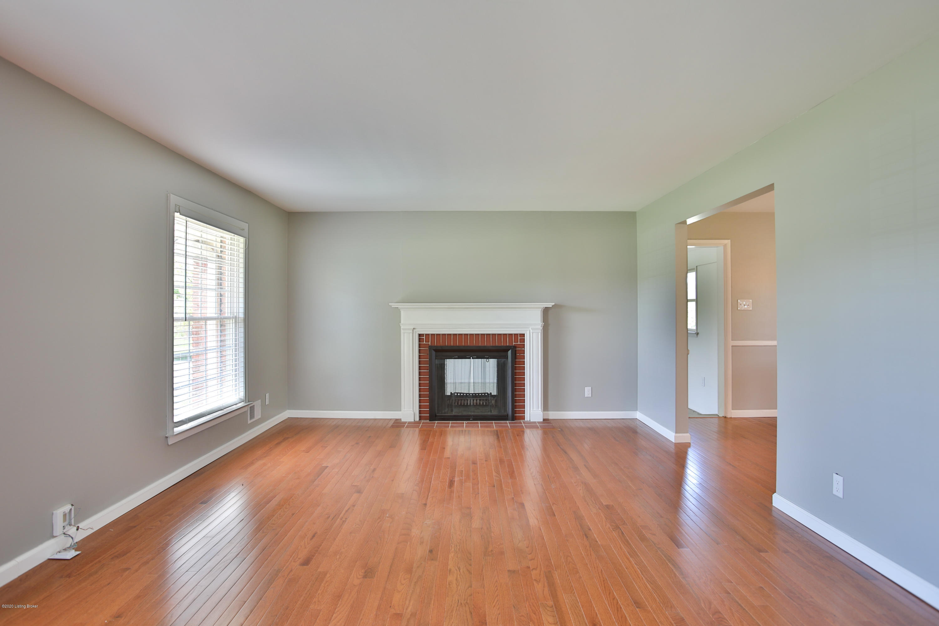 4607 Lowe Road Louisville, KY 40220 - Photo 6 of 37 Living room
