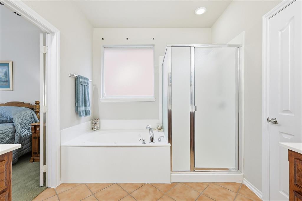2321 Bear Run Road Arlington, TX 76001 - Photo 20 of 34 a bathroom with a bathtub and a sink