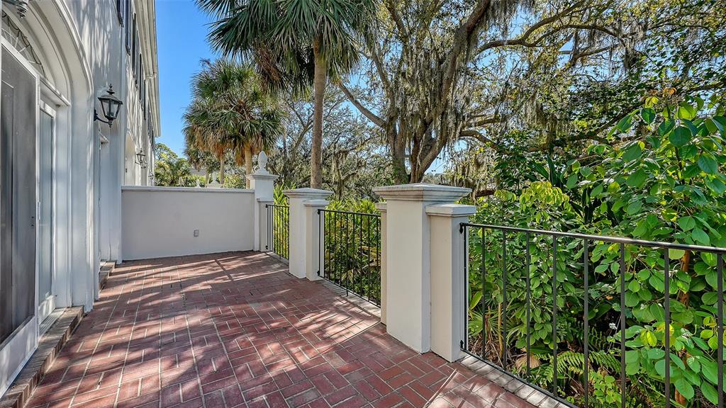 57 Bishopscourt Road, Unit 121 Osprey, FL 34229 - Photo 42 of 86 a backyard of a house with lots of green space