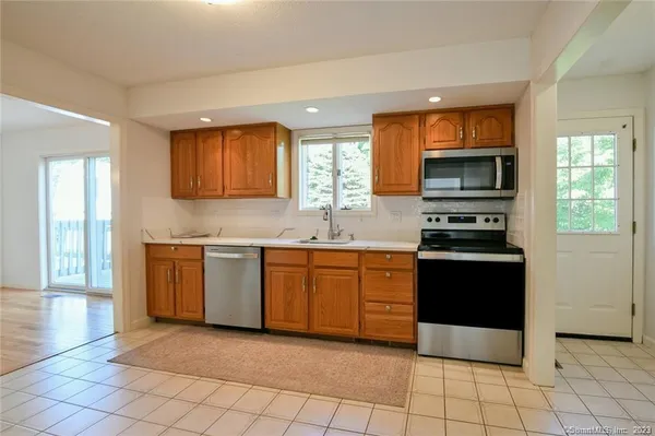 $2,700 | 14 Harold Road, Unit 14, Farmington, CT 06032