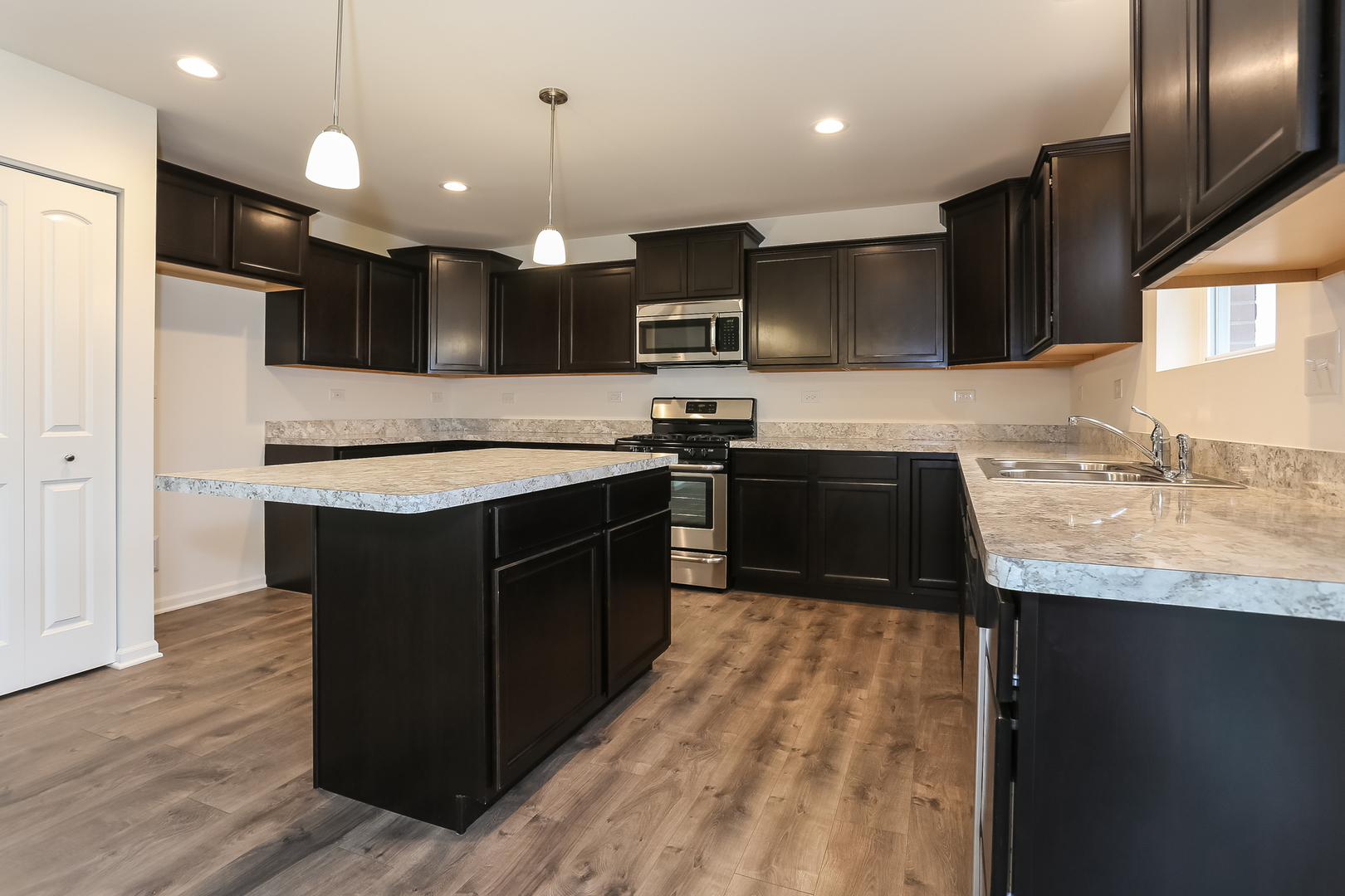 2014 Rownham Hill Road New Lenox, IL 60451 - Photo 3 of 15