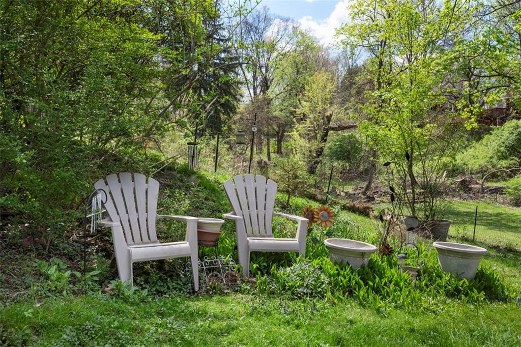 508 Cascade Road Pittsburgh, PA 15221 - Photo 43 of 46 a garden view with a seating space