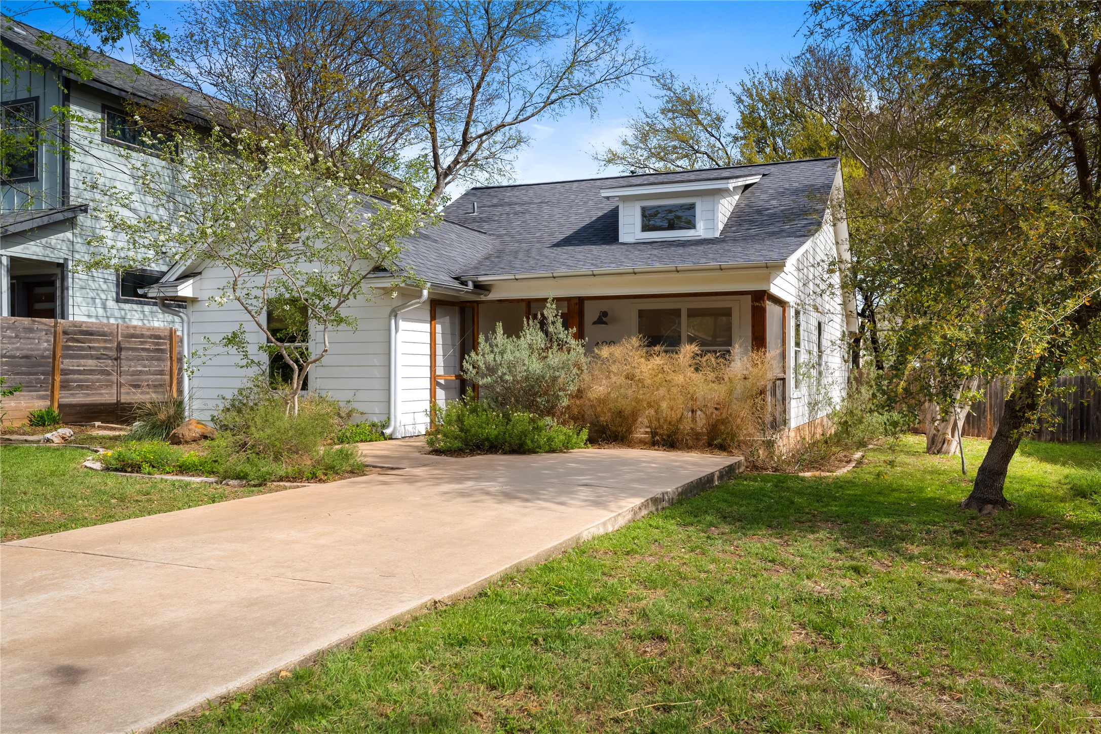 400 Delmar Avenue Austin, TX 78752 - Photo 8 of 36 A driveway provides ample room for off-street parking