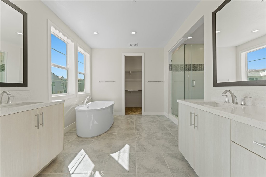 181 Hollyleaf Lake Forest, CA 92630 - Photo 23 of 36 a bathroom with a tub sink and mirror
