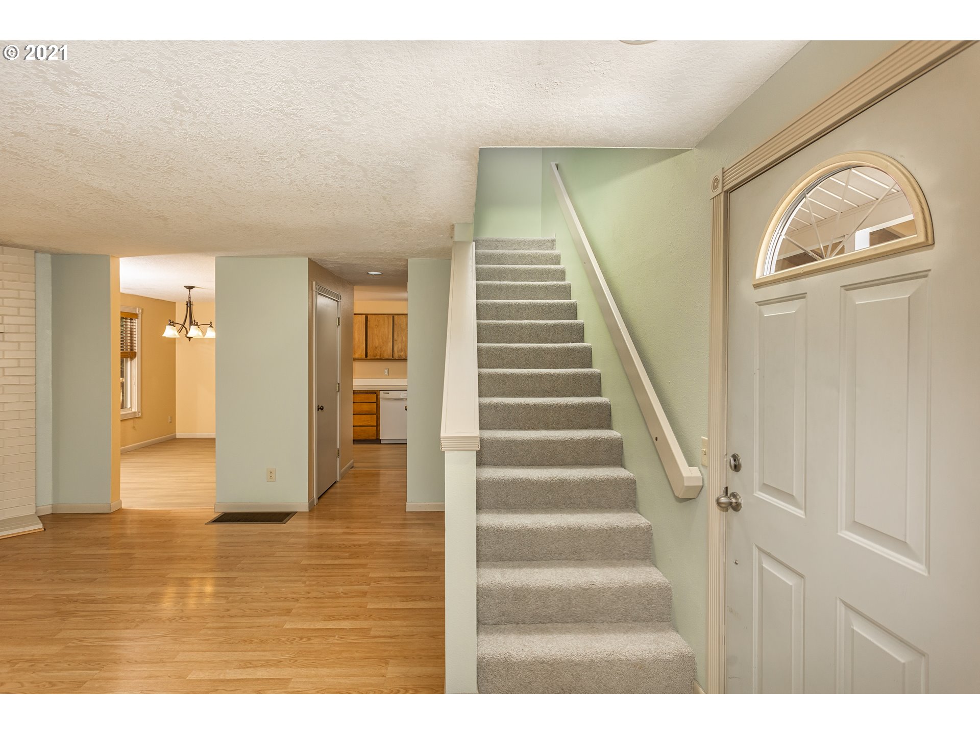 7174 Southwest Linette Way Beaverton, OR 97007 - Photo 4 of 23 Gallery Image 4