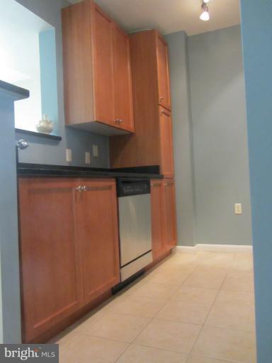 851 North Glebe Road, Unit 1603 Arlington, VA 22203 - Photo 6 of 16 Kitchen