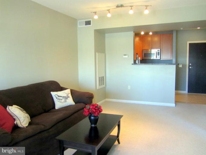 851 North Glebe Road, Unit 1603 Arlington, VA 22203 - Photo 8 of 16 Living Room