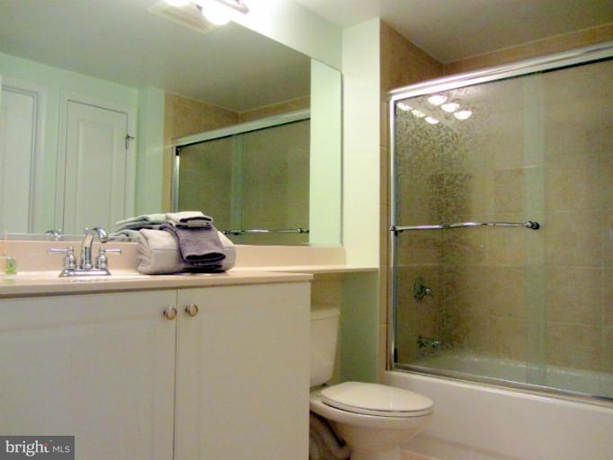 851 North Glebe Road, Unit 1603 Arlington, VA 22203 - Photo 9 of 16 Bath (Master)