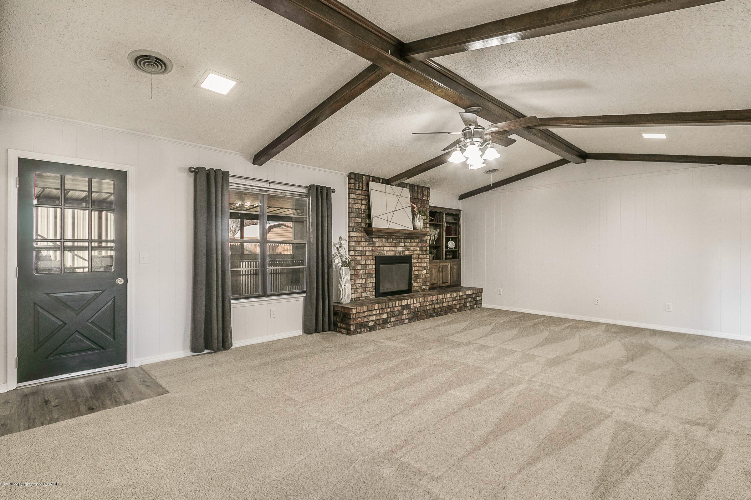 5206 While A Way Road Amarillo, TX 79109 - Photo 8 of 27 Living Room 2