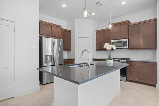 $2,100 | 447 Pk Hl Court, Stafford, TX 77477