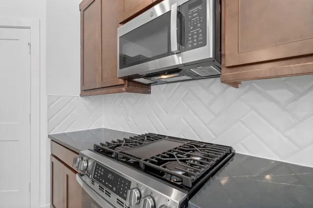 $2,100 | 447 Pk Hl Court, Stafford, TX 77477