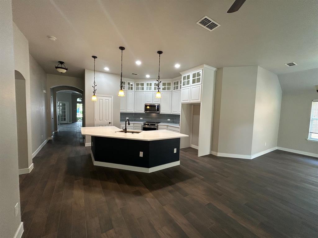 812 Ridge Point Drive Grand Prairie, TX 75052 - Photo 2 of 17 Gallery Image 2