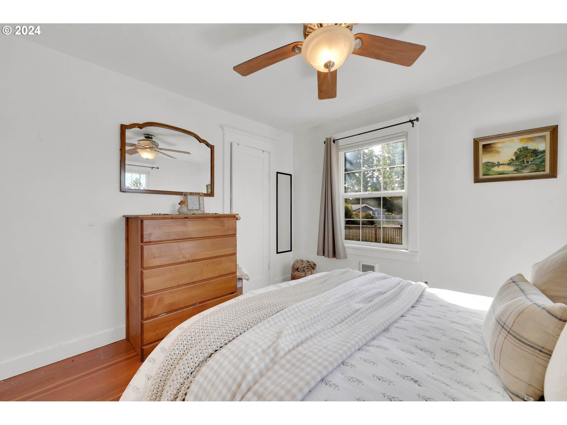 445 South 47th Street Springfield, OR 97478 - Photo 19 of 43 a bedroom with a bed and a painting on the wall