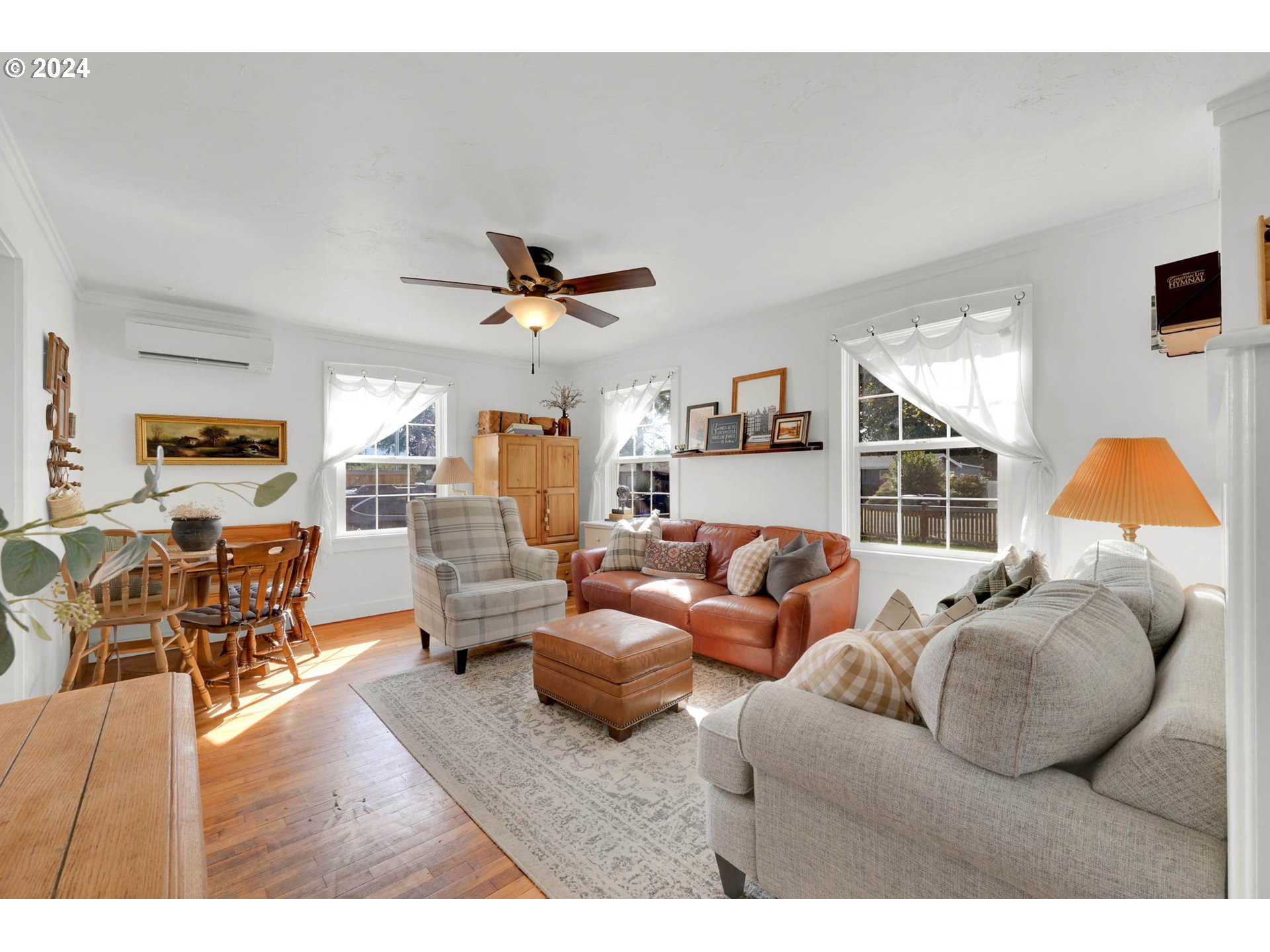 445 South 47th Street Springfield, OR 97478 - Photo 5 of 43 a living room with furniture and a large window