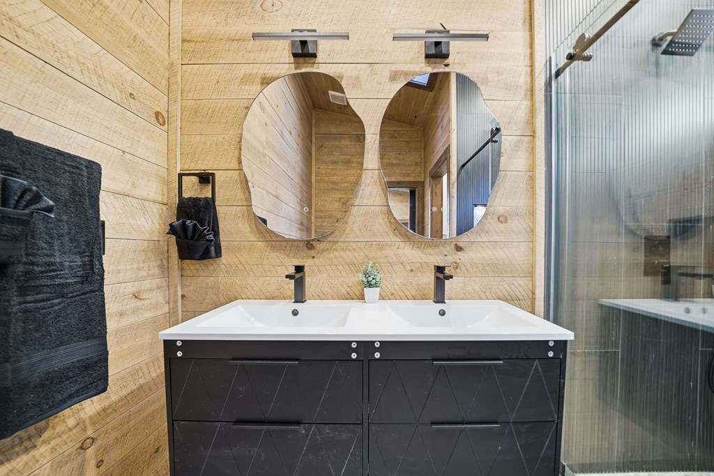 138 Cottonwood Lane Blue Ridge, GA 30513 - Photo 22 of 35 a bathroom with double vanity and a mirror