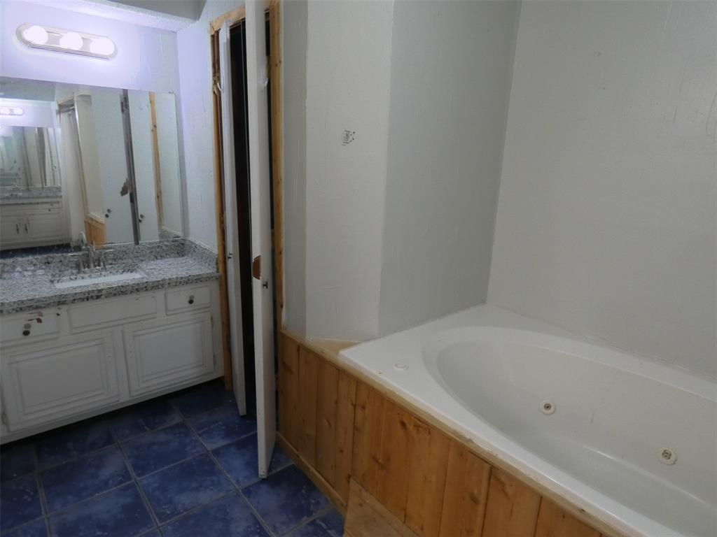 7110 Ridgeview Drive Rowlett, TX 75089 - Photo 19 of 27 a bathroom with a bathtub and a sink