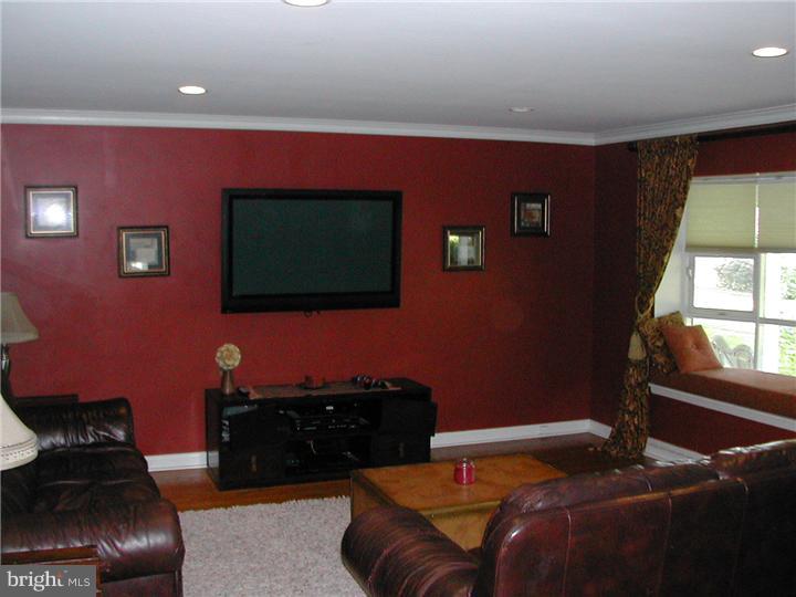 955 Springhouse Road Jenkintown, PA 19046 - Photo 9 of 10 Living Room