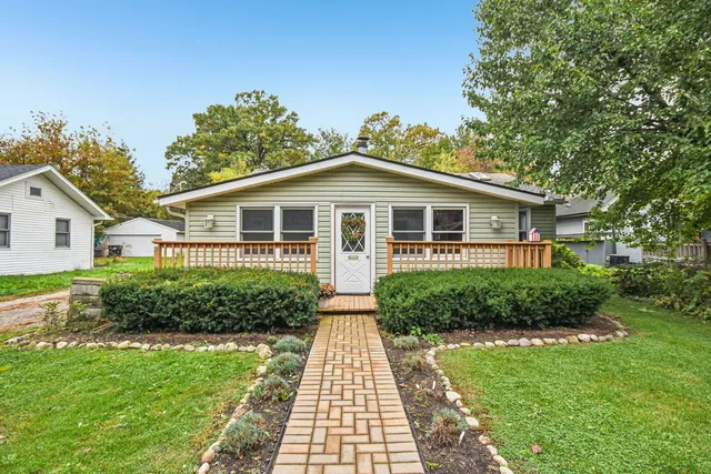 $250,000 | 27630 Hickory, Island Lake, IL 60042