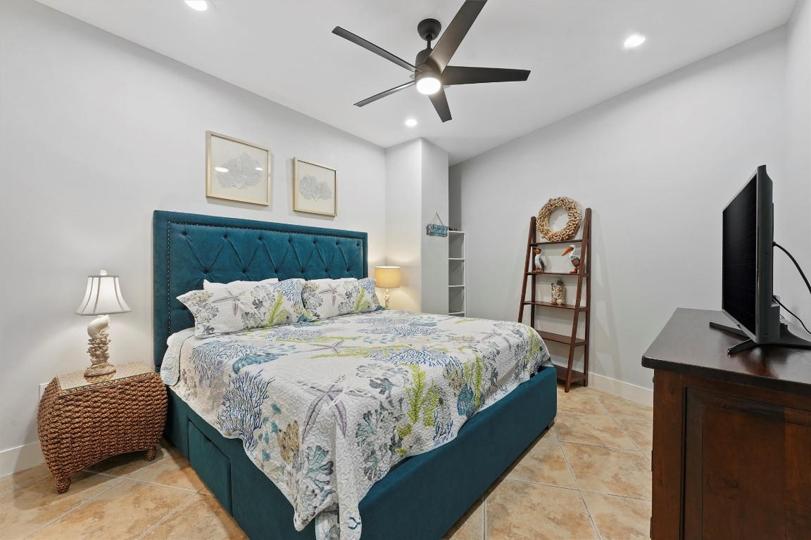 10327 Termini-San Luis Pass Road, Unit 319 Galveston, TX 77554 - Photo 8 of 28 Large primary suite!