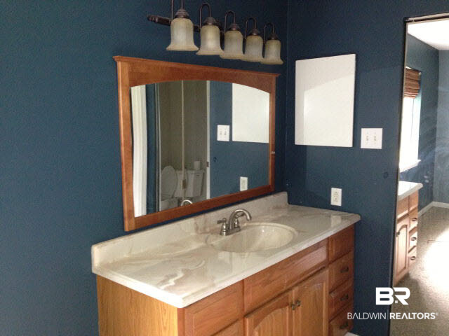 6701 Dickens Ferry Road, Unit 10 Mobile, AL 36608 - Photo 6 of 7 Bathroom