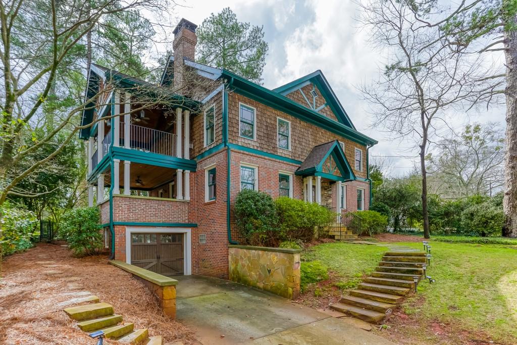 Welcome home to 135 Griffin Circle in the heart of Oakhurst.