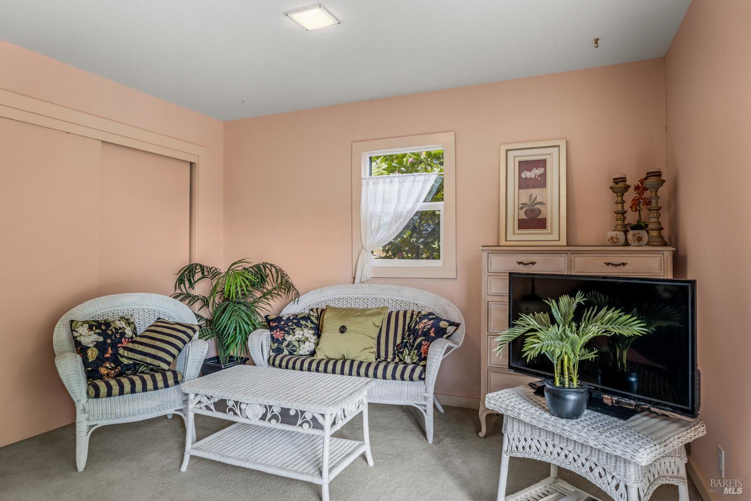 308 Jefferson Lane Ukiah, CA 95482 - Photo 32 of 50 a balcony with furniture and a potted plant
