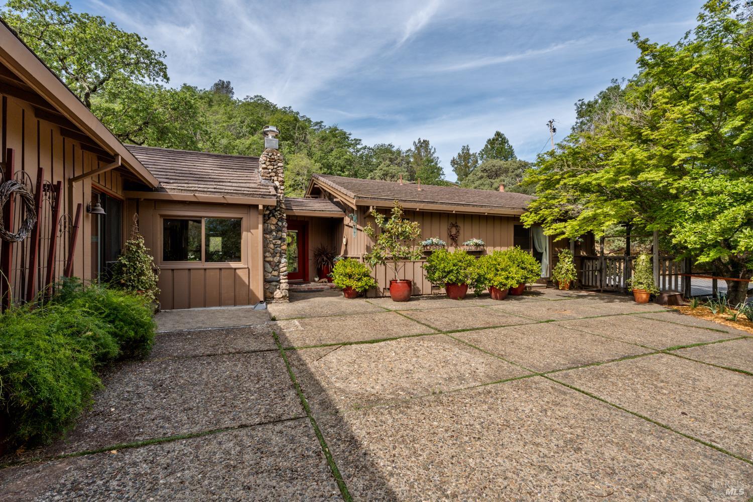 308 Jefferson Lane Ukiah, CA 95482 - Photo 4 of 50 a front view of a house with garden