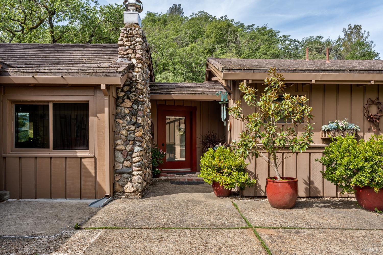 308 Jefferson Lane Ukiah, CA 95482 - Photo 5 of 50 a front view of a house