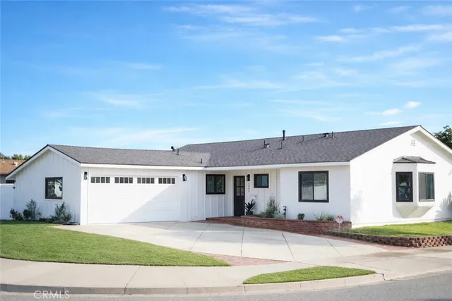 a view of front a house with a yard