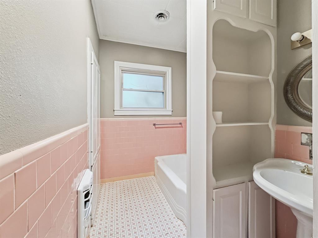 720 East Leslie Street Hamilton, TX 76531 - Photo 14 of 31 a bathroom with a sink a toilet and shower