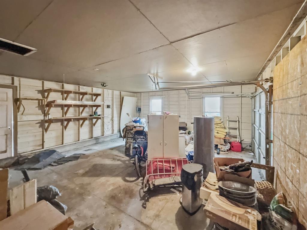 720 East Leslie Street Hamilton, TX 76531 - Photo 18 of 31 a room with musical instruments