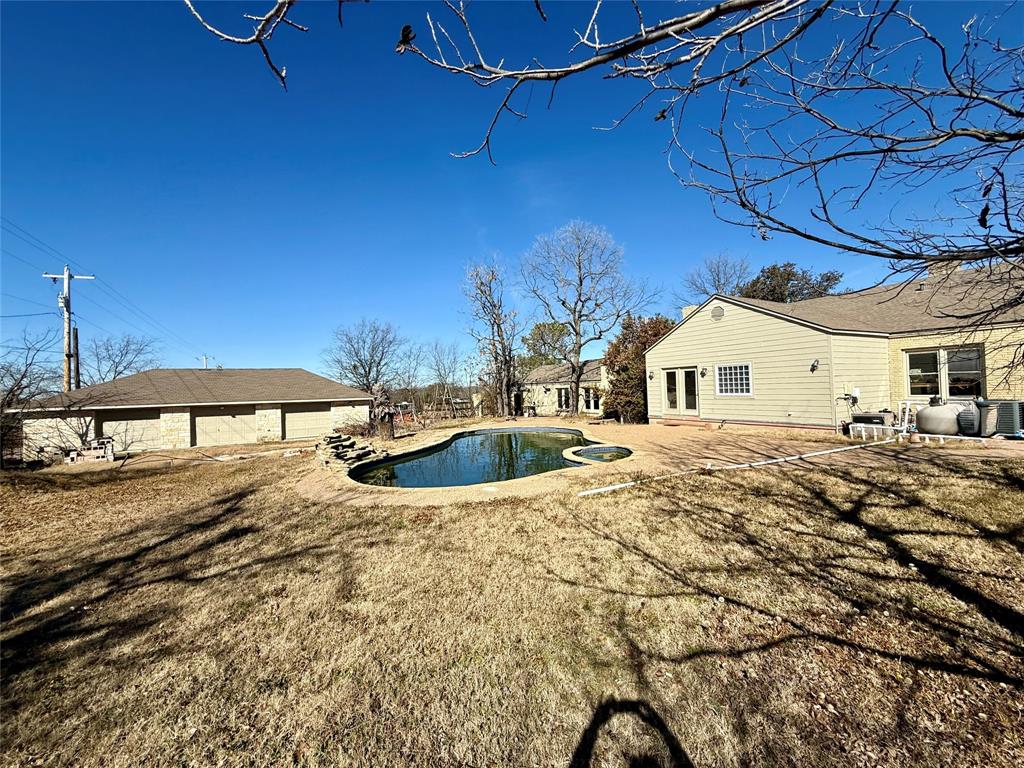 720 East Leslie Street Hamilton, TX 76531 - Photo 20 of 31 a view of a house with a patio