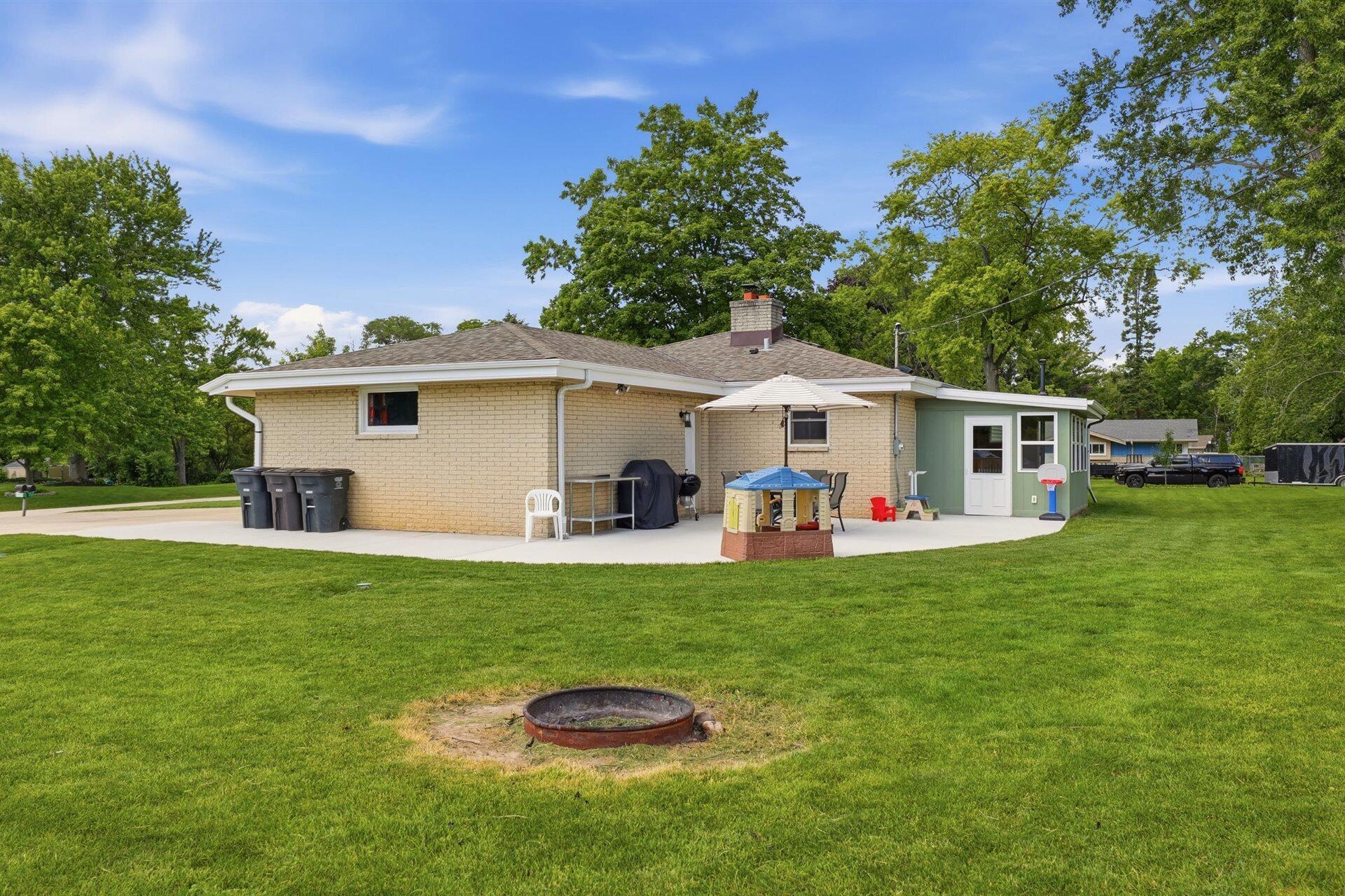 11610 West Sunnybrook Road Franklin, WI 53132 - Photo 26 of 34 New Oversized Patio