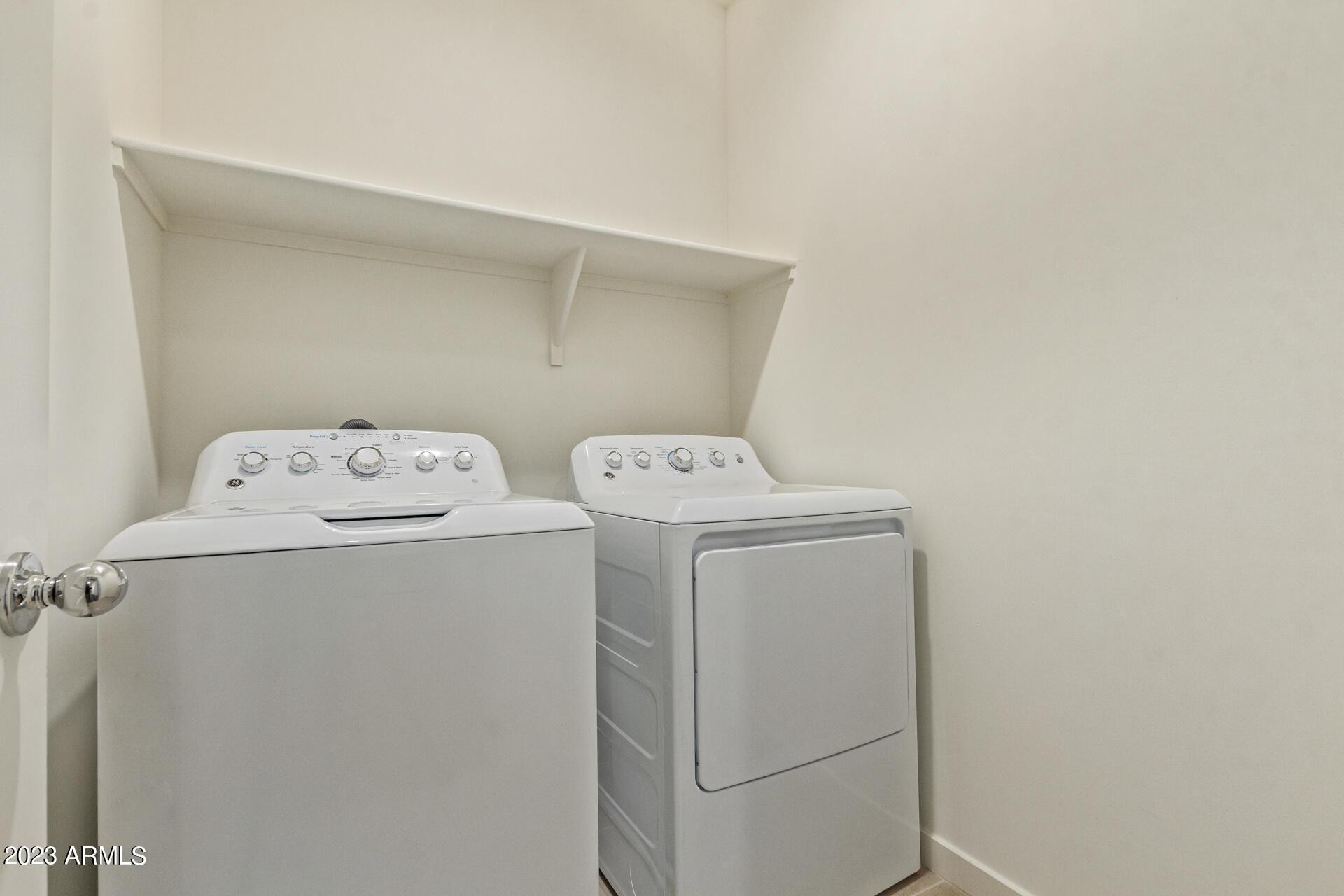 2280 West Laurie Lane Phoenix, AZ 85021 - Photo 25 of 27 a utility room with dryer and washer