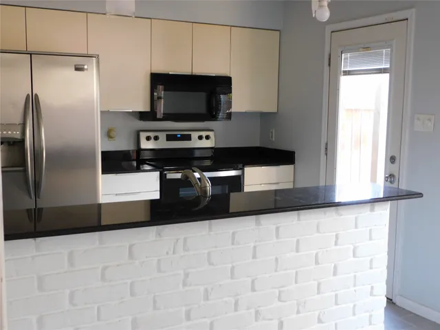 $1,550 | 414 1st Street, Galveston, TX 77550