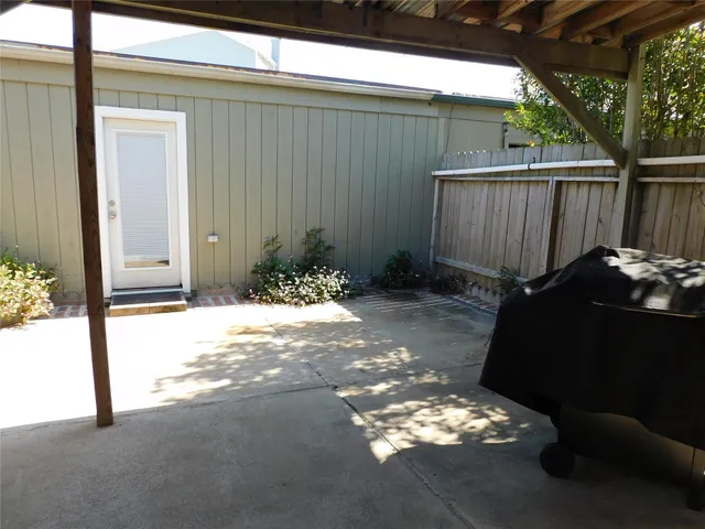 $1,550 | 414 1st Street, Galveston, TX 77550