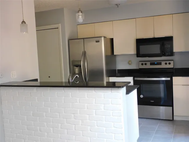 $1,550 | 414 1st Street, Galveston, TX 77550