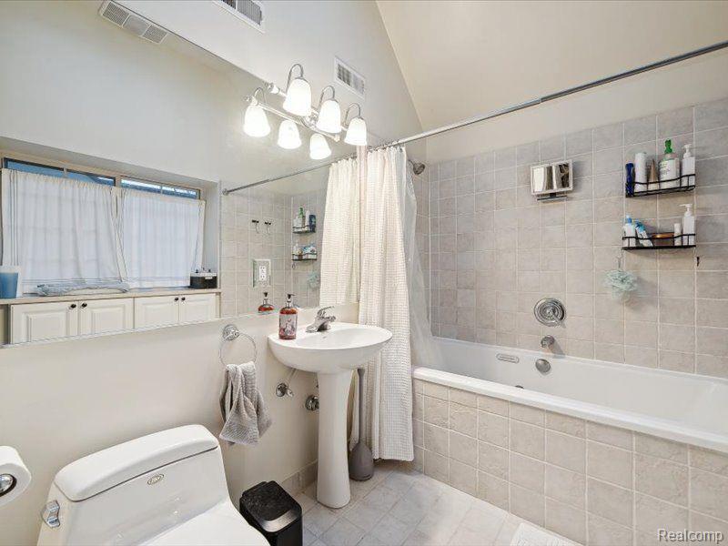 866 Rivard Boulevard Grosse Pointe, MI 48230 - Photo 42 of 53