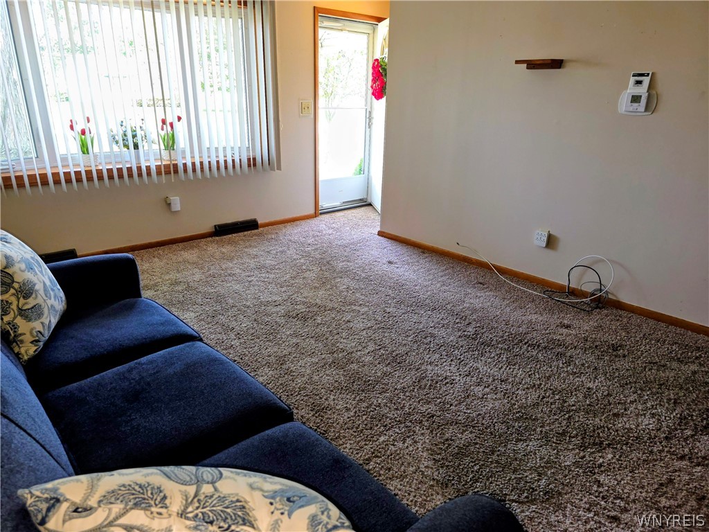 7225 Norman Road Wheatfield, NY 14120 - Photo 4 of 34