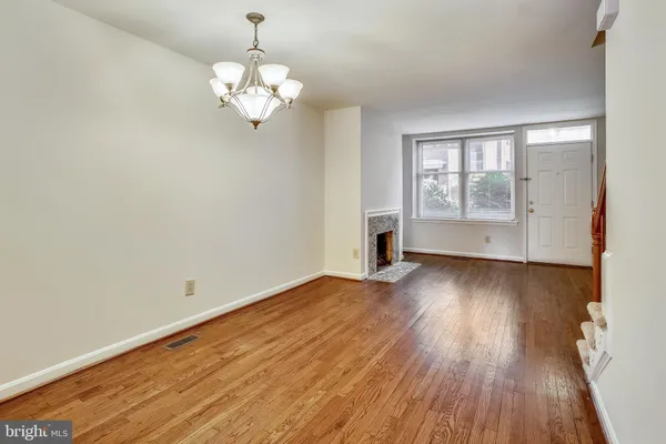 $3,950 | 538 North West Street, Alexandria, VA 22314