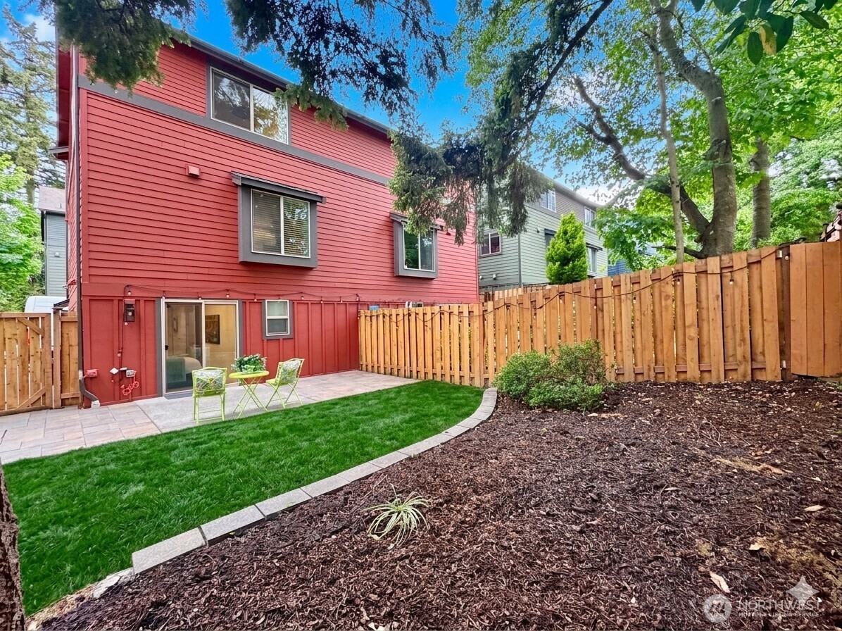 2138 North 113th Street, Unit B Seattle, WA 98133 - Photo 3 of 37